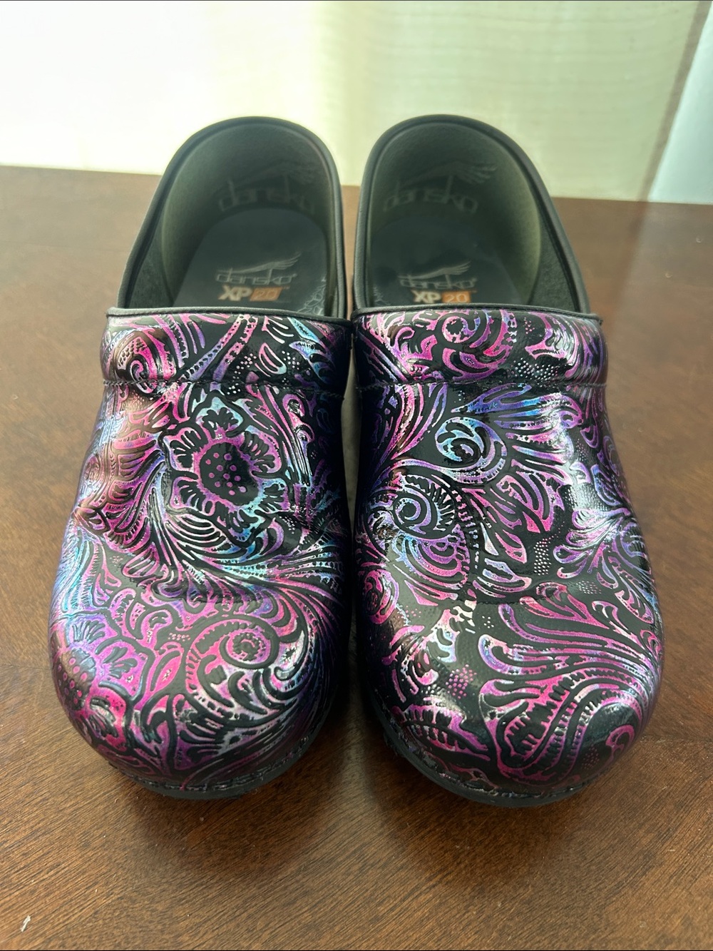 Dansko XP 2.0 Engraved Purple Iridescent Floral Patent Clog Womens 38 7.5/8 Work